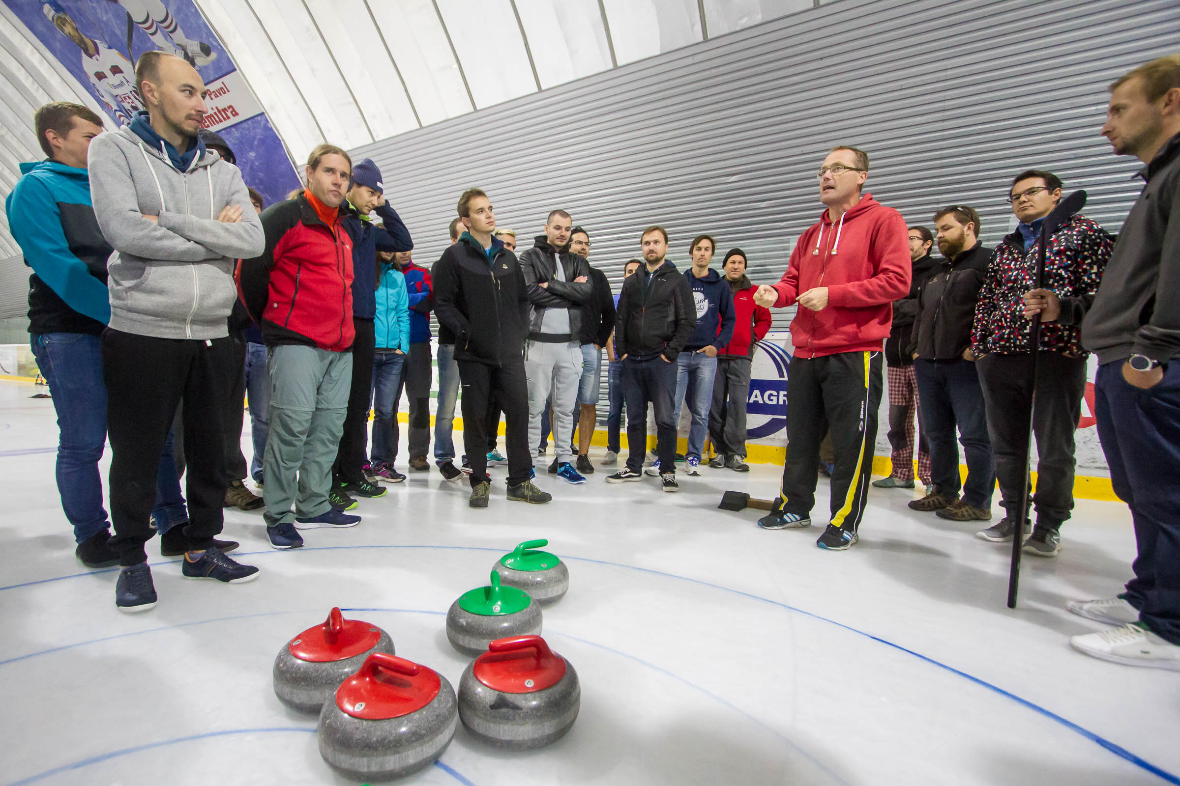 Innovatrics teambuilding - curling