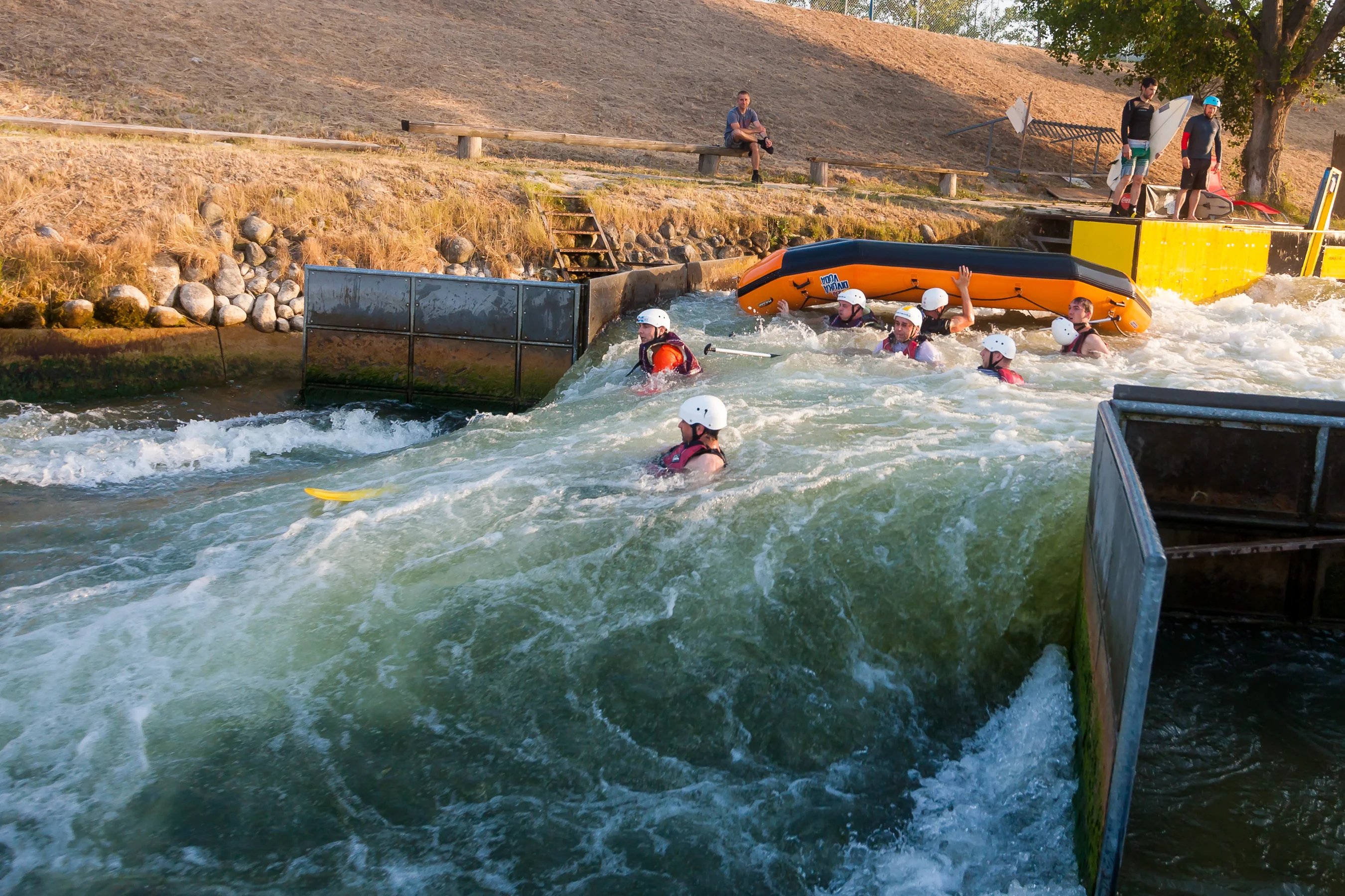 Jedna loď sa prevrátila