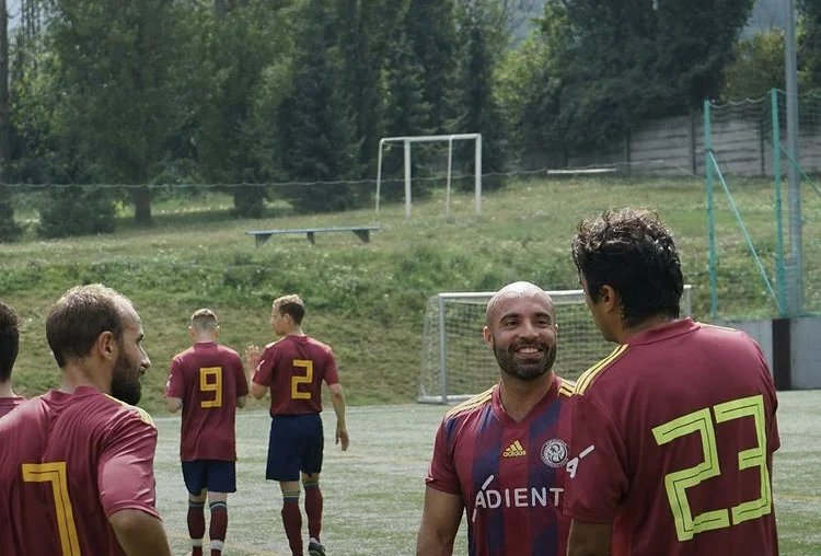 Oscar Flores a jeho futbalový tím
